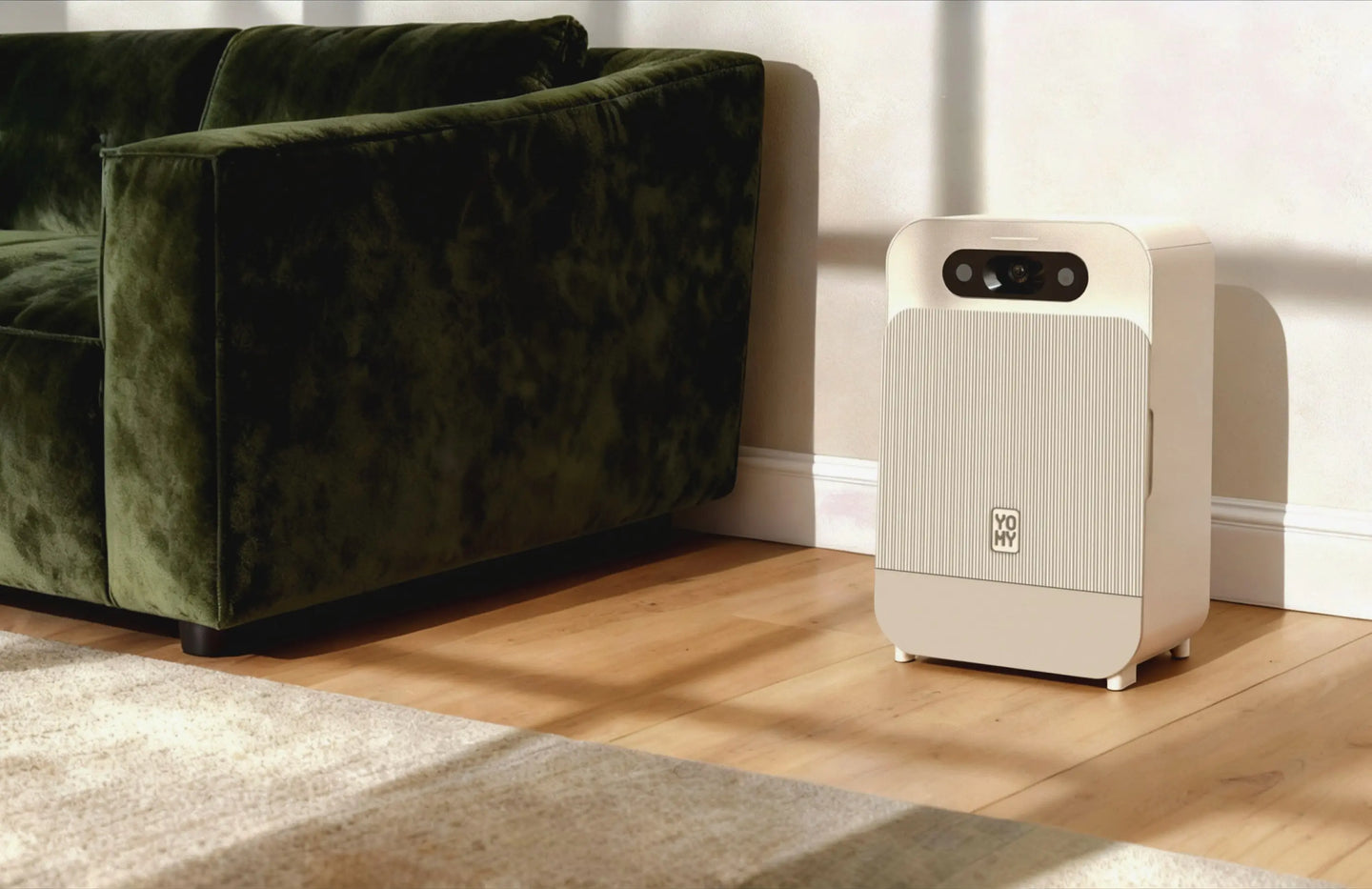 Chat et robot Yomy dans un intérieur